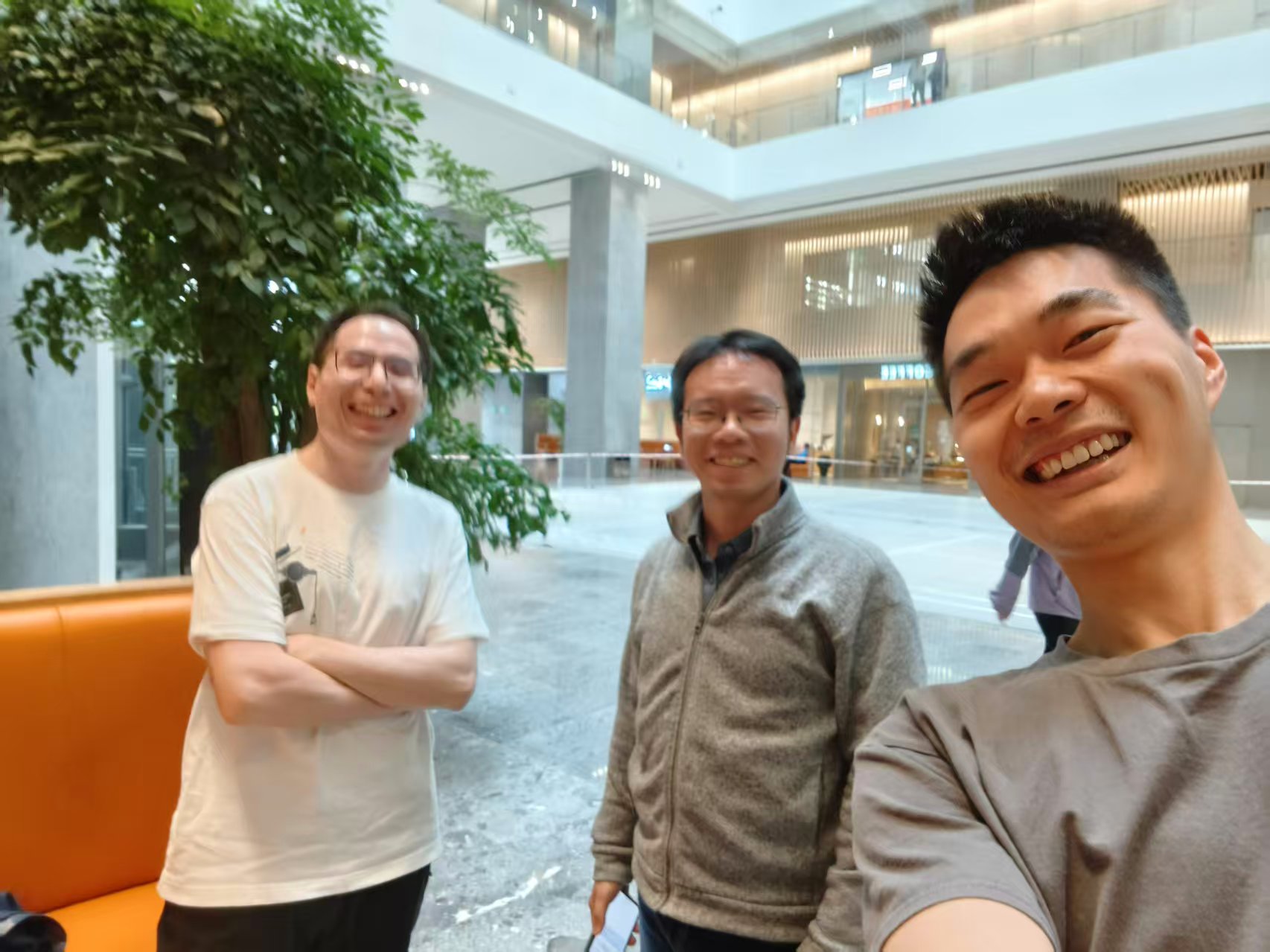 A surprise reunion with my first mentor Siwei Dong and boss Yemin Shi at DH3 after two years.